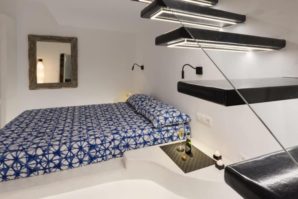 Santorini Traditional Apt With Private Hot Tub Apartman Fíra Kültér fotó